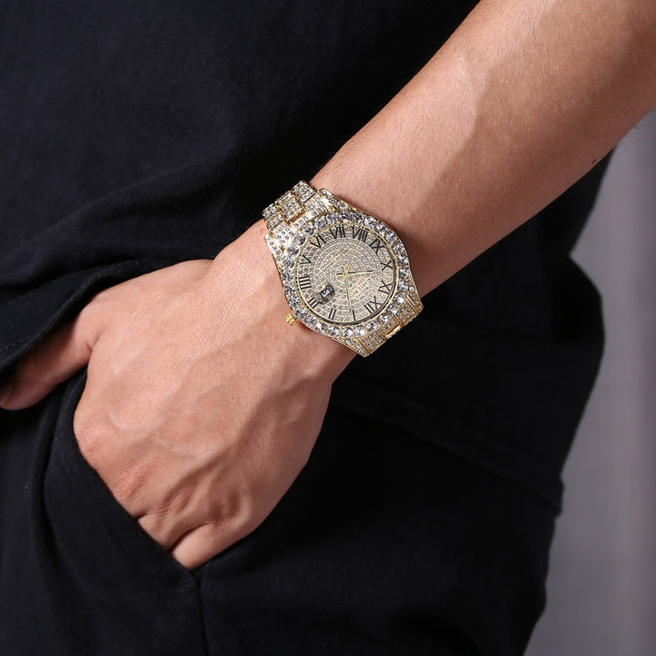 Reloj cubano plateado con diamantes.